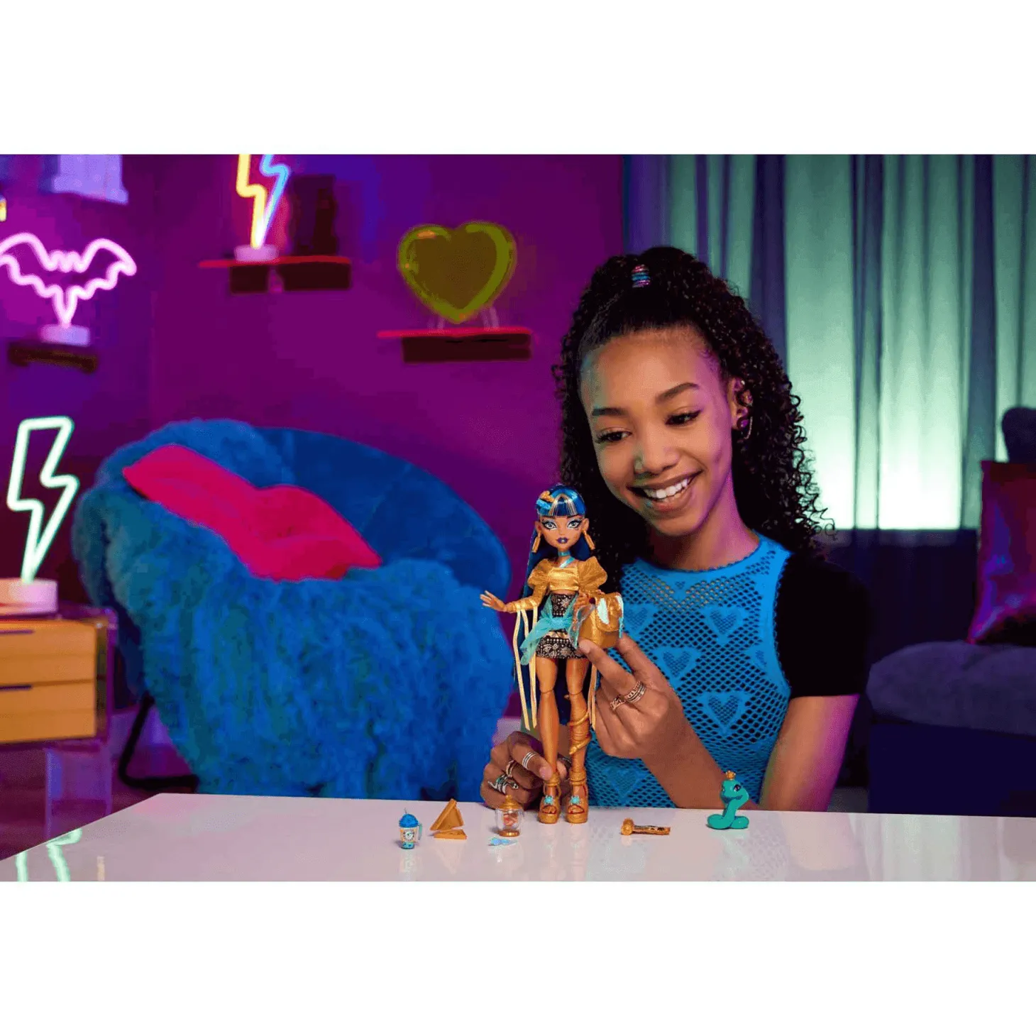 Monster High Muñeca Cleo De Nile de Monster High Estilo Divino con Mascota Cobra Hissette